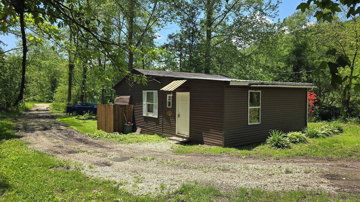 Glouster Cabin | Cozy cabin in peaceful Glouster with WiFi, AC, Very Quiet in a beautiful area.