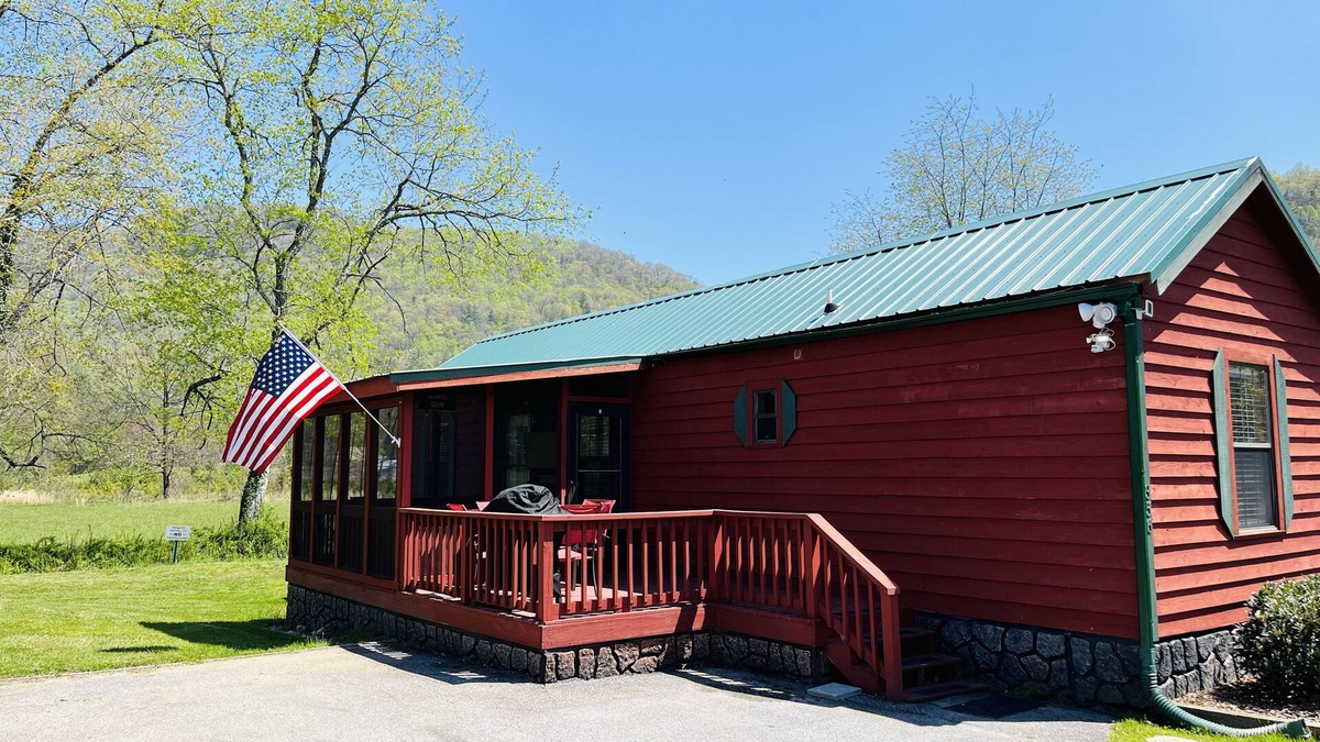 Rabun Gap Cabin | Cozy Cabin in River Vista Mountain Village RV/Cabin Park + Amenities