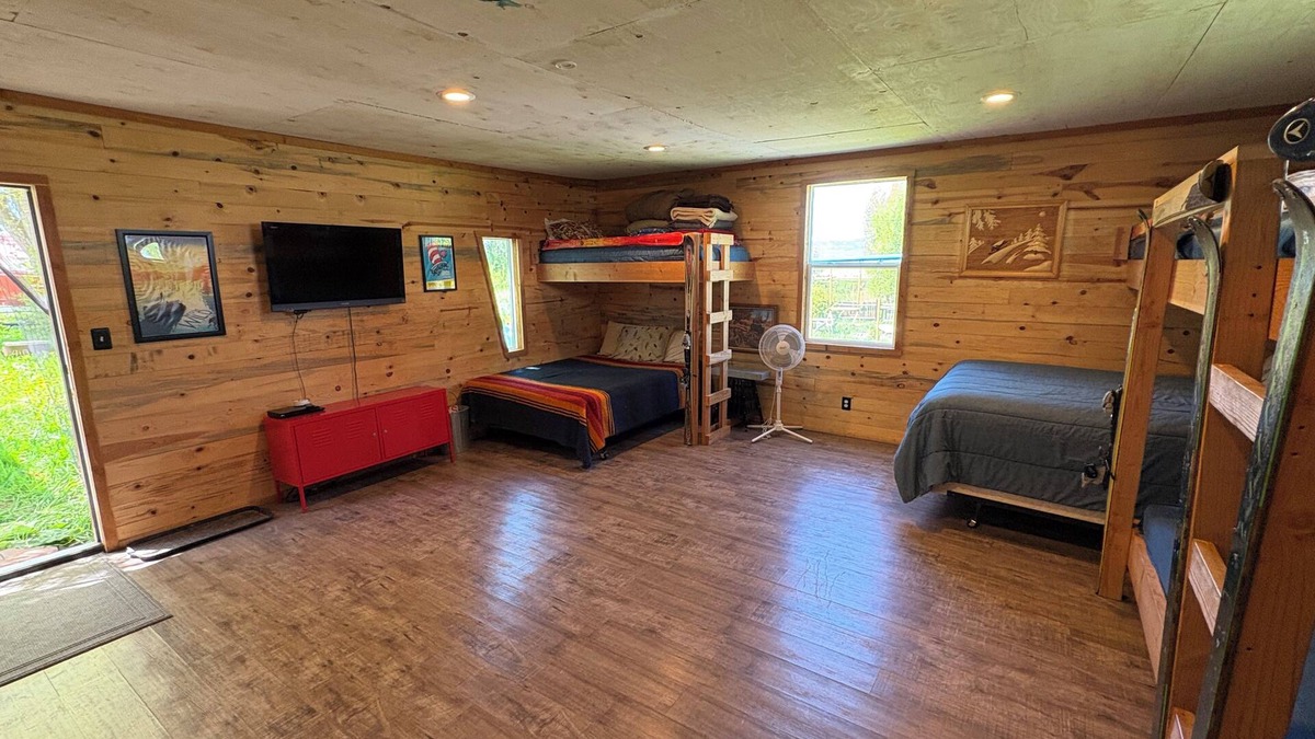 Dingle House | Cozy Cabin In The Country - Dingle, ID