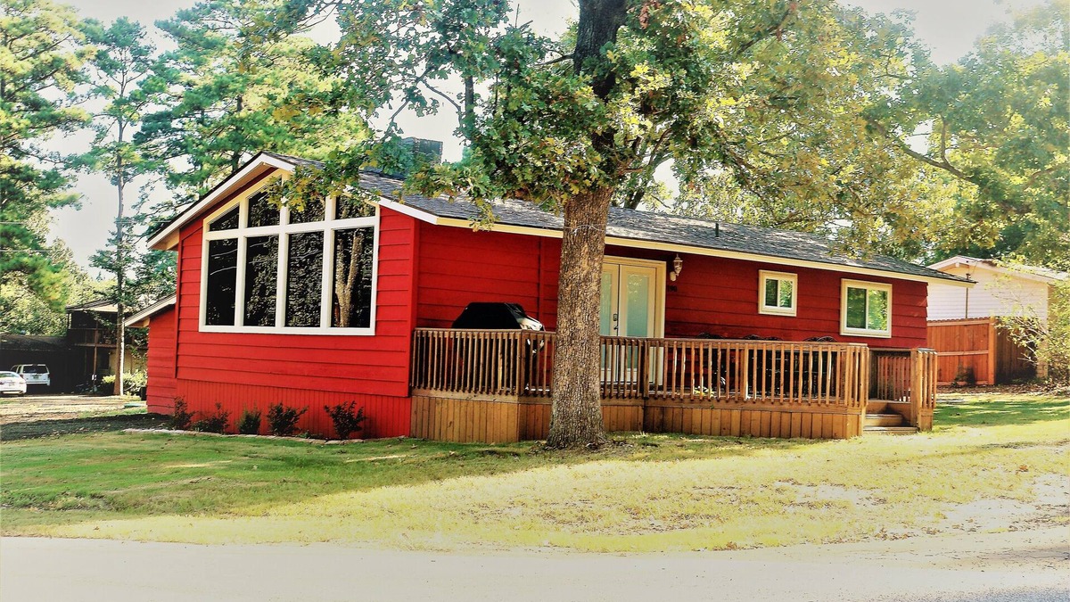 Avinger House | Cozy cabin in the Crestwood Subdivision at Lake O The Pines.