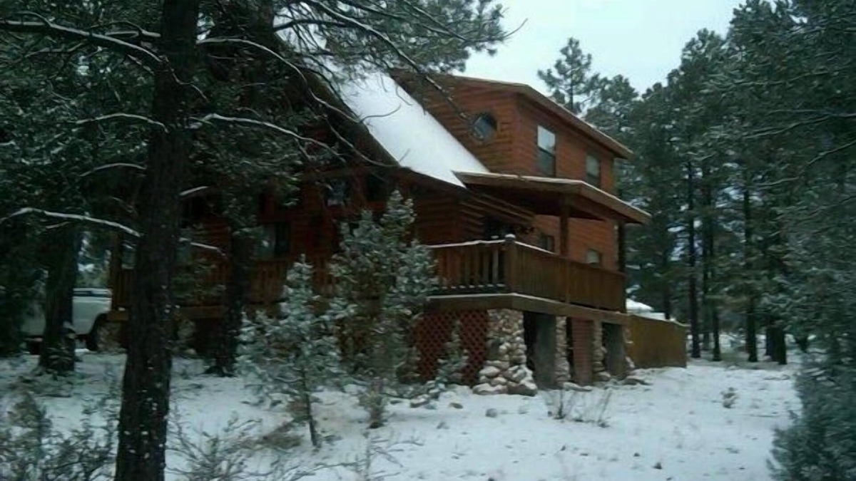 Overgaard Cabin | Cozy Cabin in the White Mountains of Arizona sits on one acre of land!