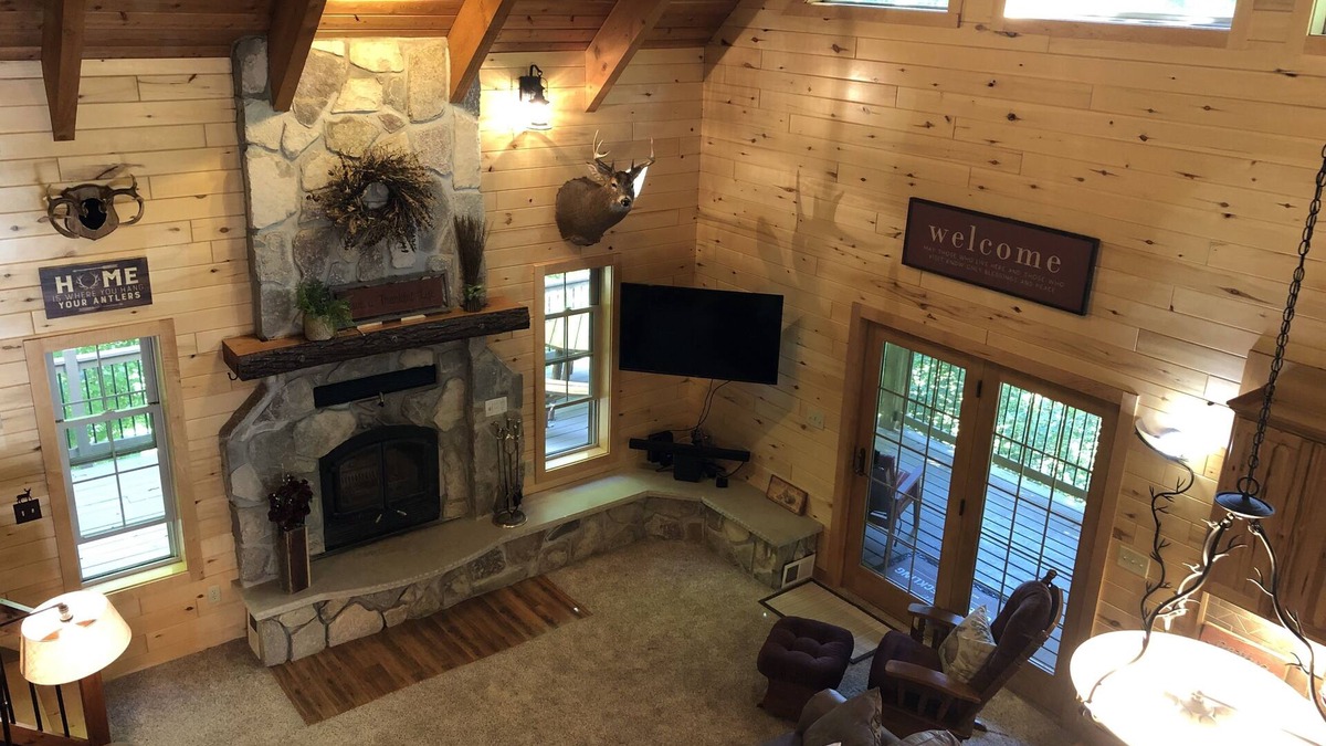 Valders House | Cozy Cabin in the Woods with fishing and golf nearby