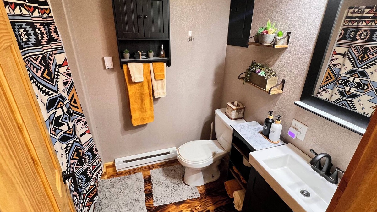 Thermopolis Cabin | Cozy Cabin in Thermopolis. Pet Friendly!