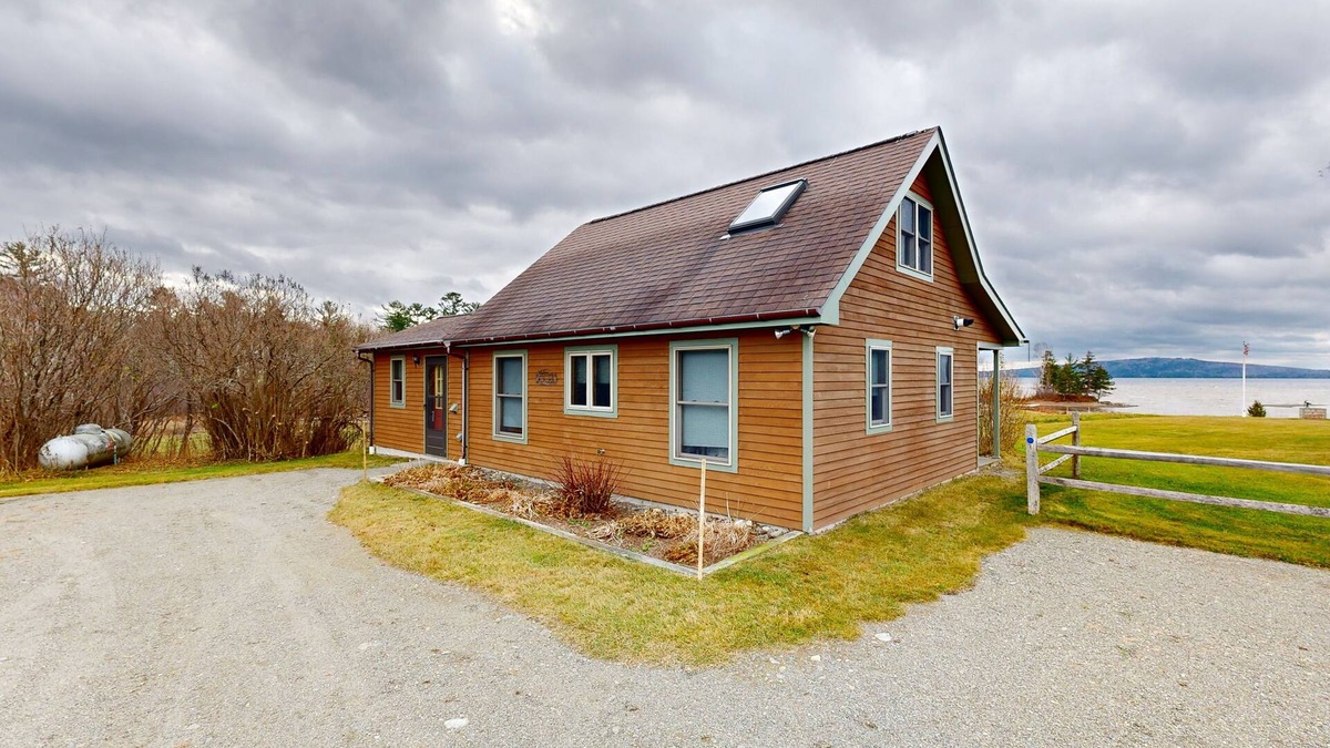 Greenville House | Cozy cabin in spectacular lakefront location with great views - dog-friendly