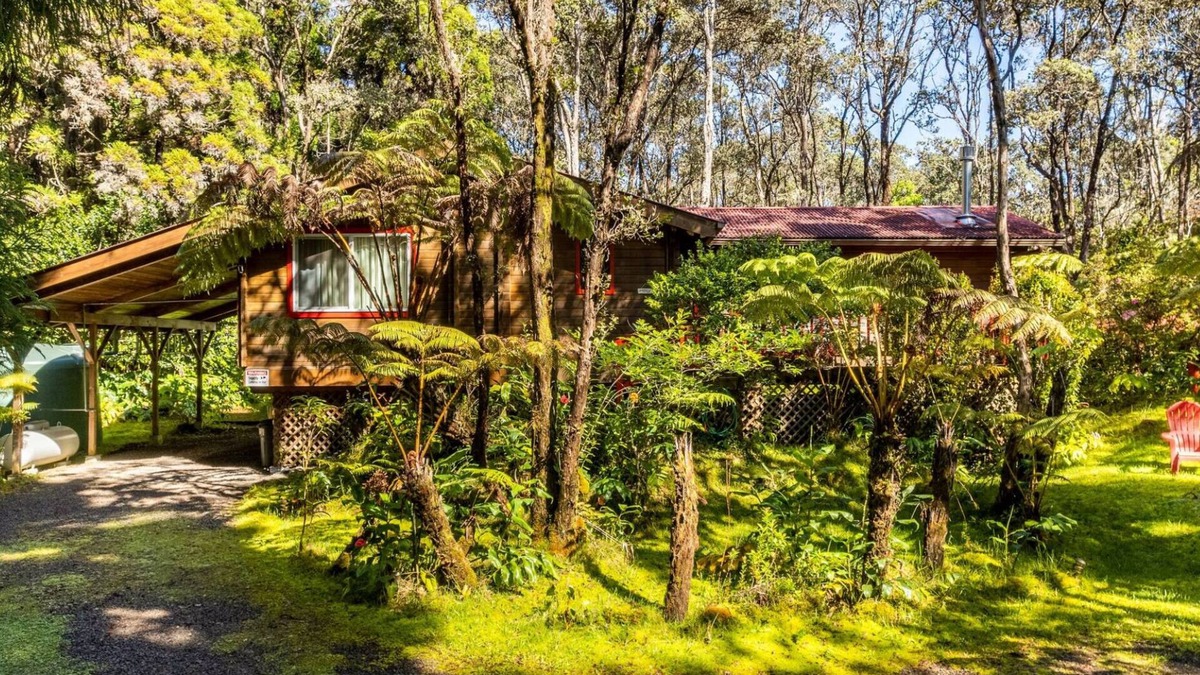 Volcano Cabin | Cozy Cabin in Volcano Village minutes from Volcano Park entrance.