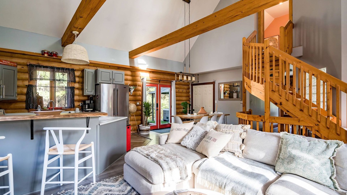 Meaford Cabin | Cozy Cabin Inn w/Private Hot Tub, Fire Pit + close to Golf, Trails, Waterfalls