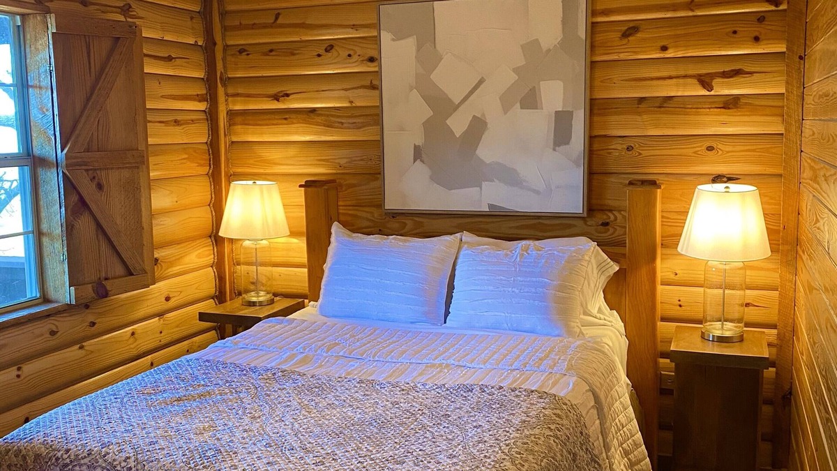 Mena Cabin | Cozy Cabin, Jacuzzi Tub, Kitchenette, Screened in Porch, Mountain Views.