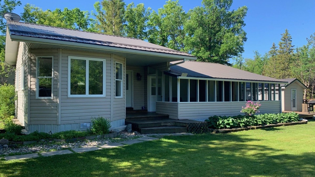 Saint Malo Cabin | Cozy cabin just a few minutes walk from St. Malo Provincial Park & Beach!