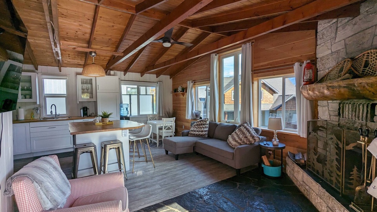 East Kootenay Cabin | Cozy Cabin Lake View Private Beach