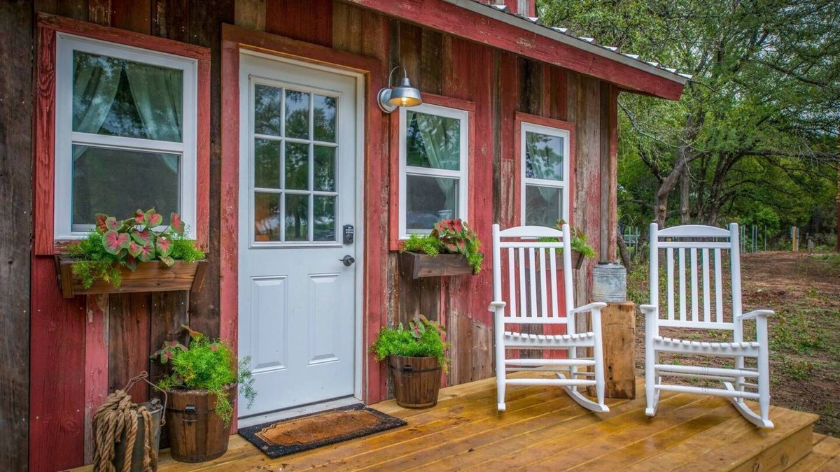 Waco Apartment | Cozy Cabin "Little Red Hen" 12 min to Magnolia