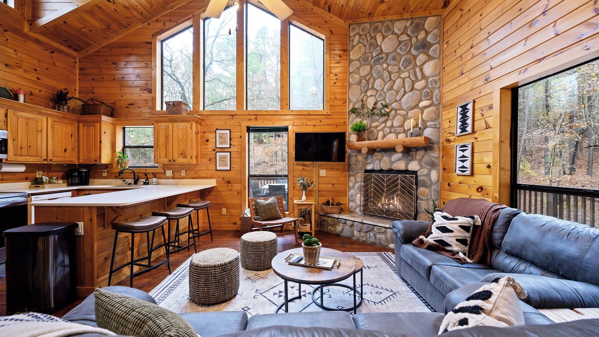 Broken Bow Cabin | Cozy cabin located in Beavers Bend, close to Broken Bow lake, Casino
