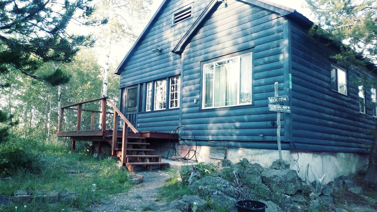 Last Chance House | Cozy Cabin minutes from Yellowstone, fly fishing, skiing and snowmobiling.