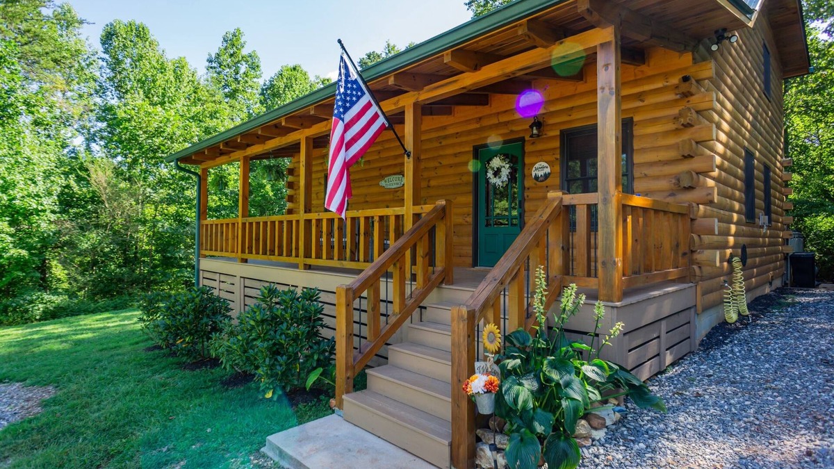 Cleveland Cabin | Cozy Cabin Minutes to Helen and best hiking trails in the area! Pet Friendly!