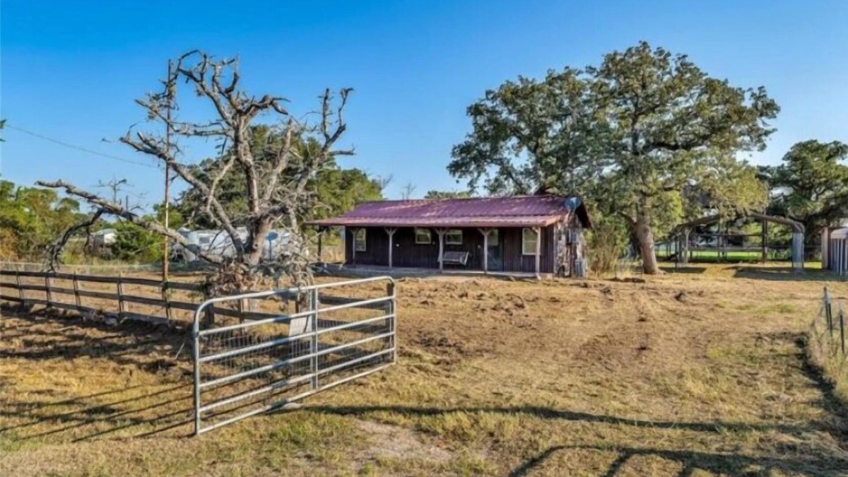 Somerville Cabin | Cozy Cabin near College Station, TX-Great for Aggie Football Weekend