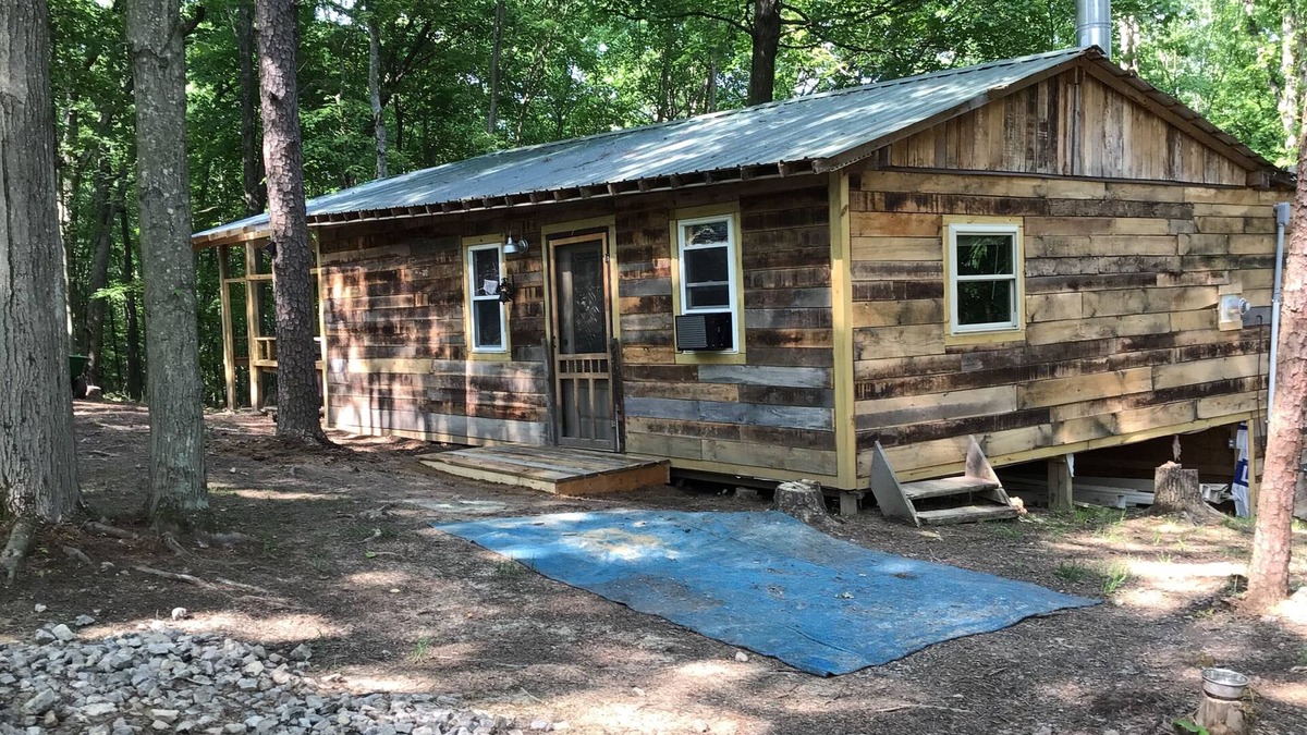 Ray Cabin | Cozy cabin near hocking hills & tar hollow state park atvs & pets welcomed