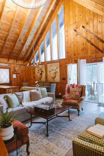 Jay Ski Chalet | Cozy Cabin near Lake Placid, Whiteface-King, Ice Barrel, Hot Tub