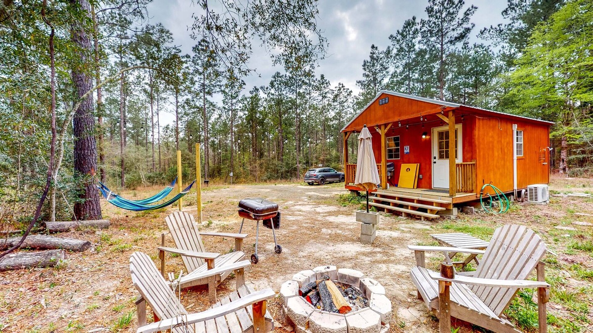 Colmesneil Cabin | Cozy Cabin Near Lakes w/ Hammock & Outdoor Shower