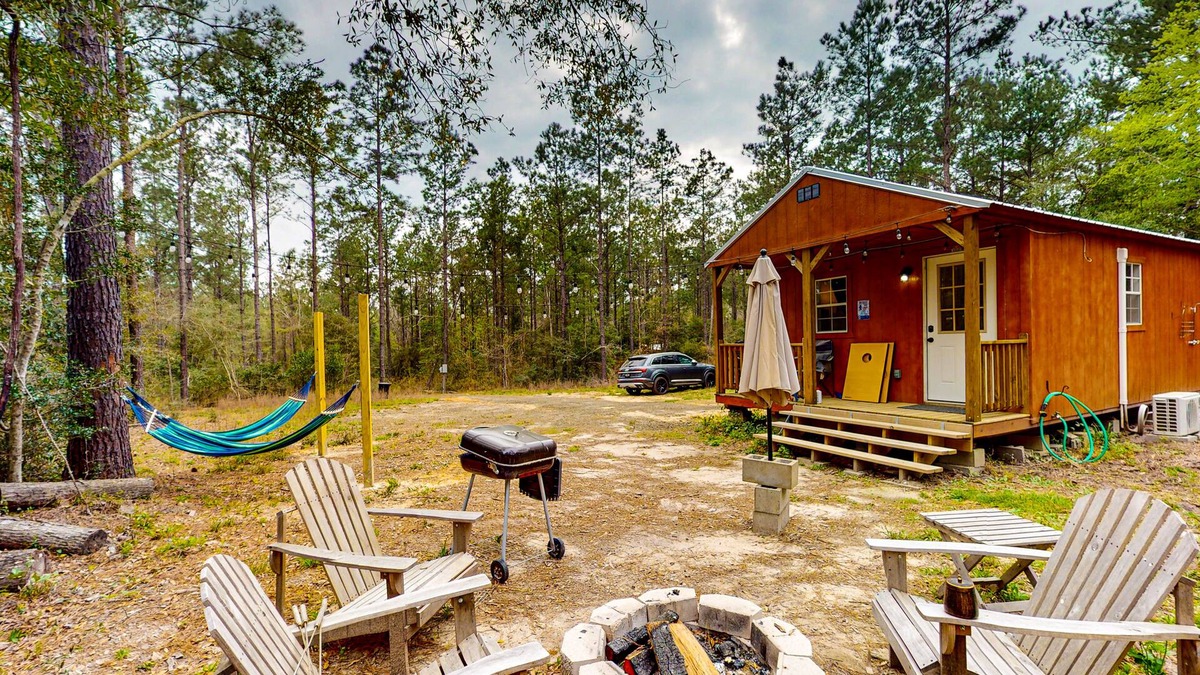 Colmesneil Cabin | Cozy Cabin Near Lakes w/ Hammock & Outdoor Shower