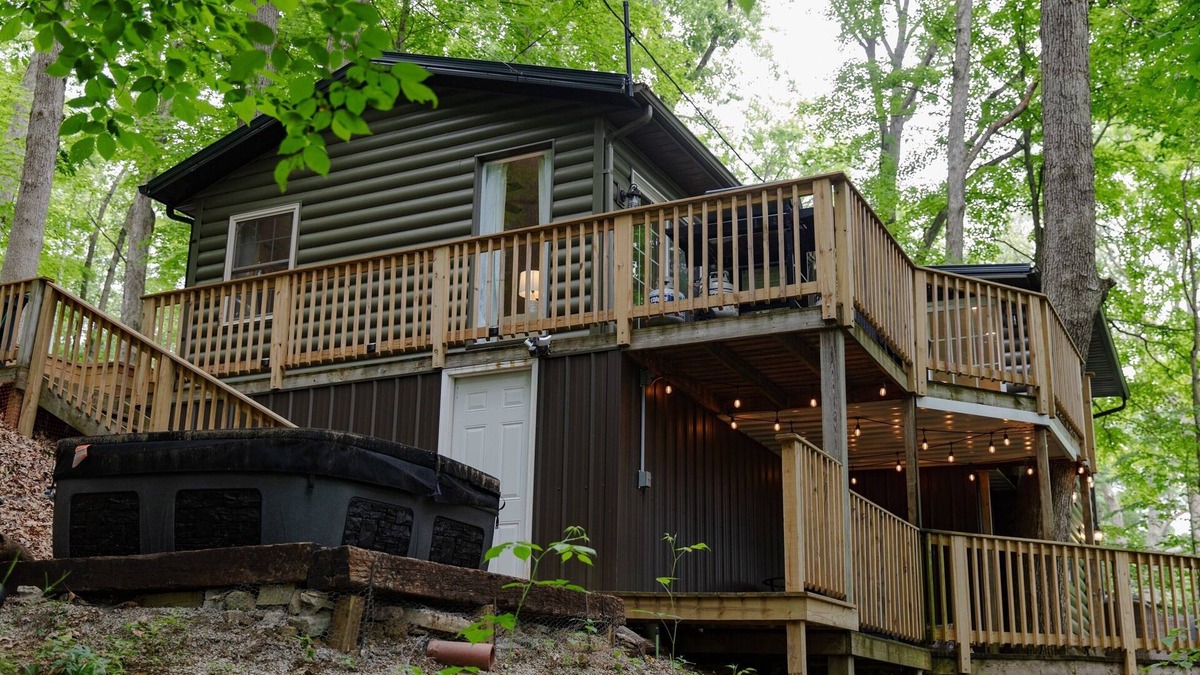 Perrysville House | Cozy Cabin near Pleasant Hill Lake w Hot Tub