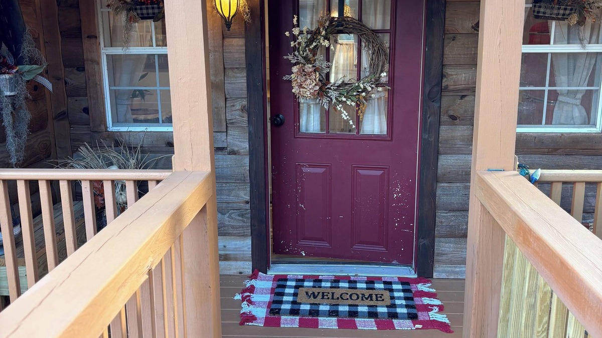 Citrus Springs Cabin | Cozy cabin on 10 acre farm with horses, chickens, cats, dog & gardens