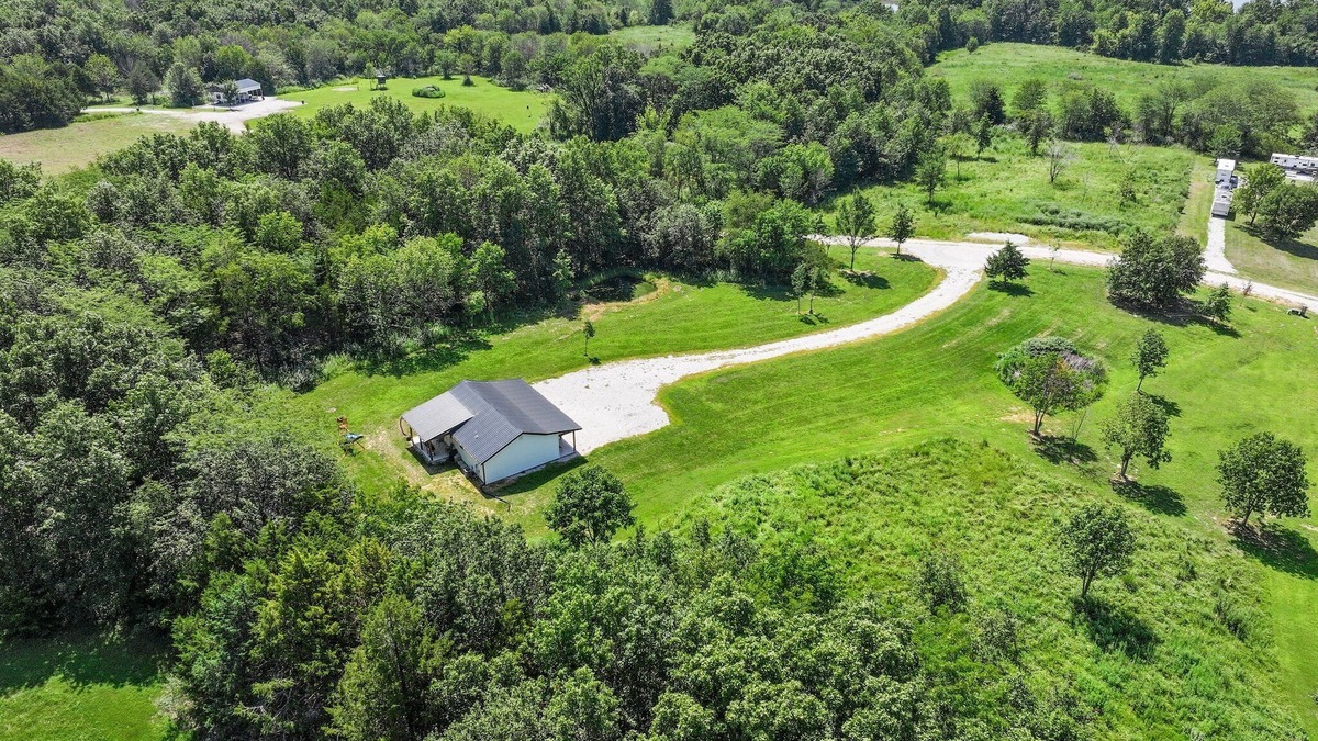 Stoutsville Cabin | Cozy Cabin on 3 acres 1 minute from boat ramp!