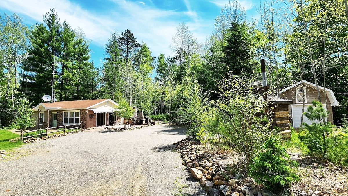 Wauksaukee Cabin | Cozy cabin on 5 acres of wooded land!
