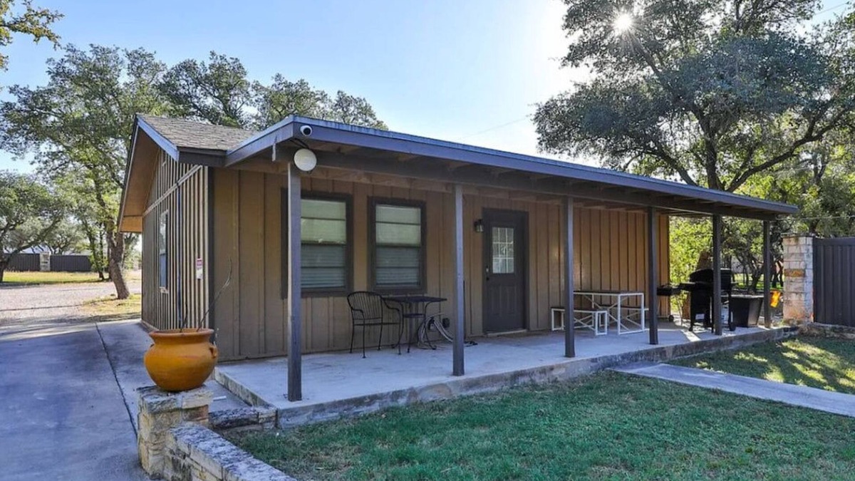 Brownwood House | Cozy Cabin on Cove - Lakefront