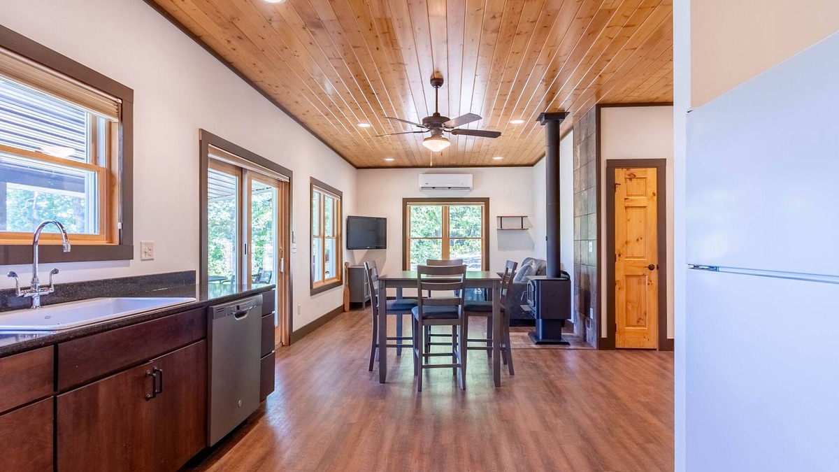 Clitherall Cabin | Cozy Cabin on Lake- Very Private, Kayaks/Canoe,Fire pit,Pet Friendly, Relaxing