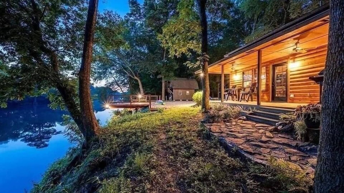 Broken Bow Cabin | Cozy Cabin on Mt Fork River *riverfront*