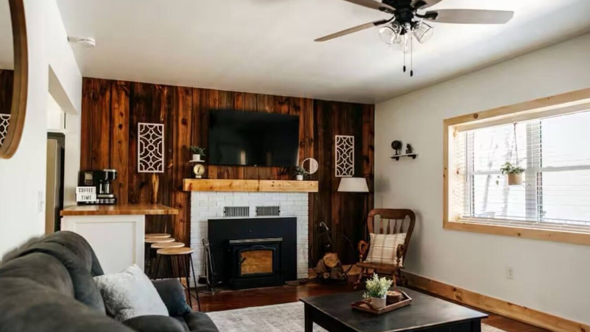 Laurelton Cabin | Cozy Cabin on the Creek with Hot Tub!