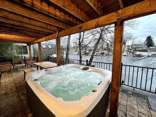 Hopatcong Villa | Cozy Cabin on the Lake w/HotTub