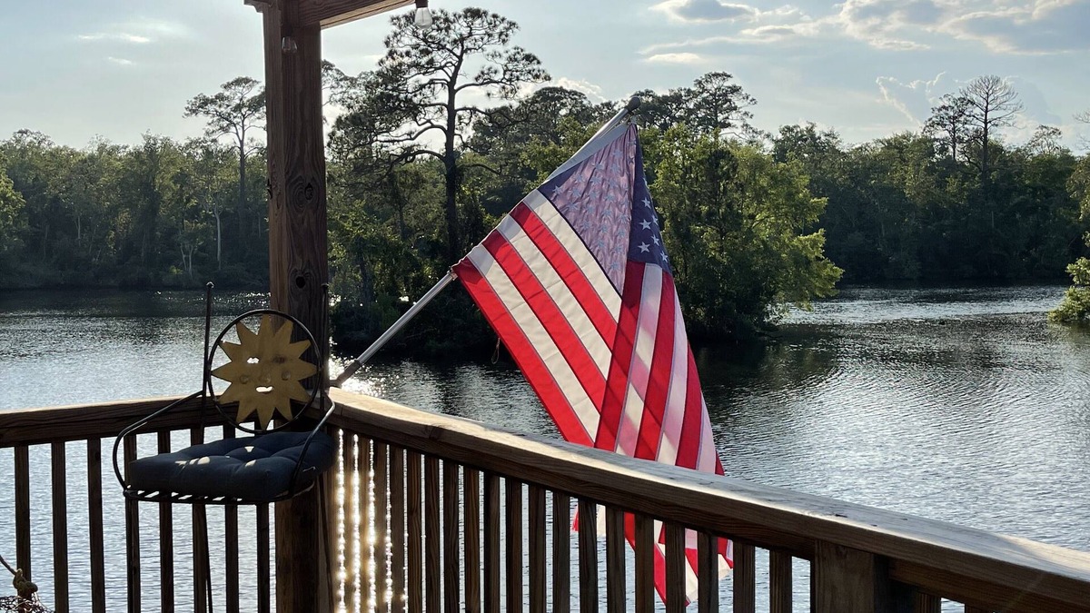 Fairhope Cabin | Cozy Cabin on the River