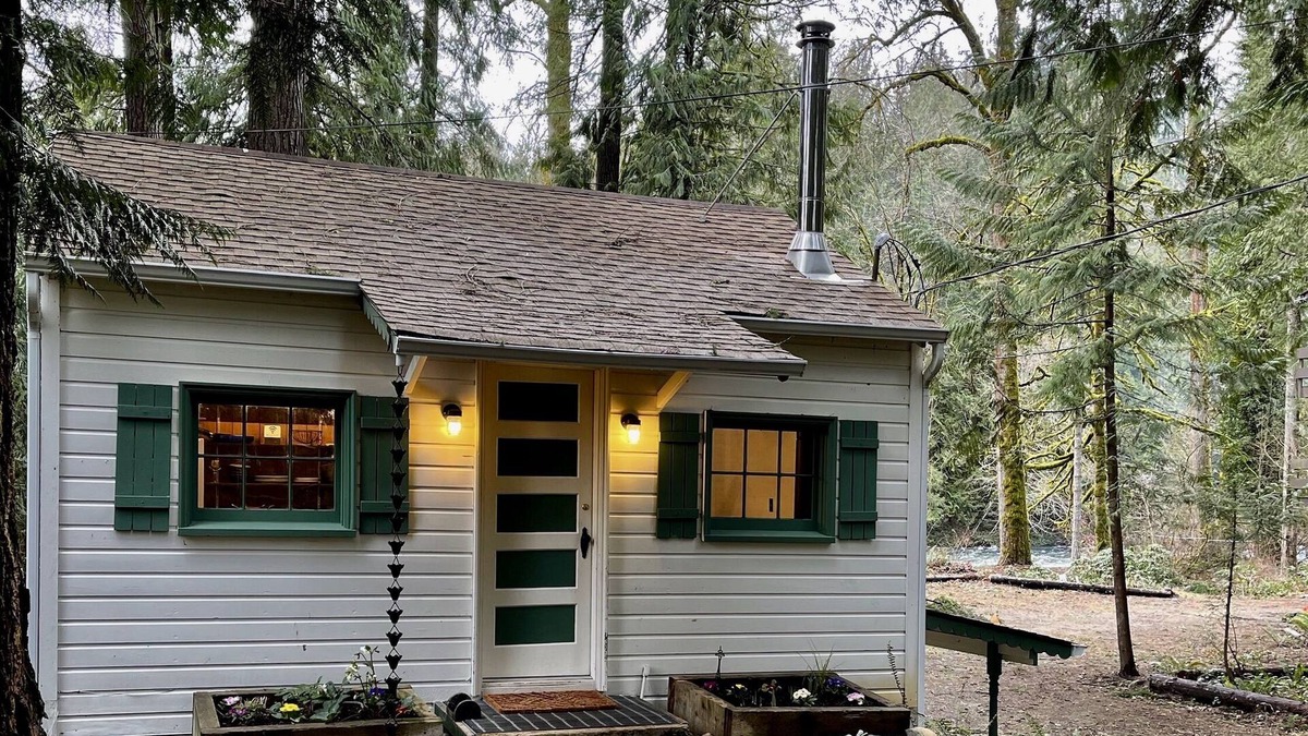 Hobart Cabin | Cozy cabin on the Cedar River