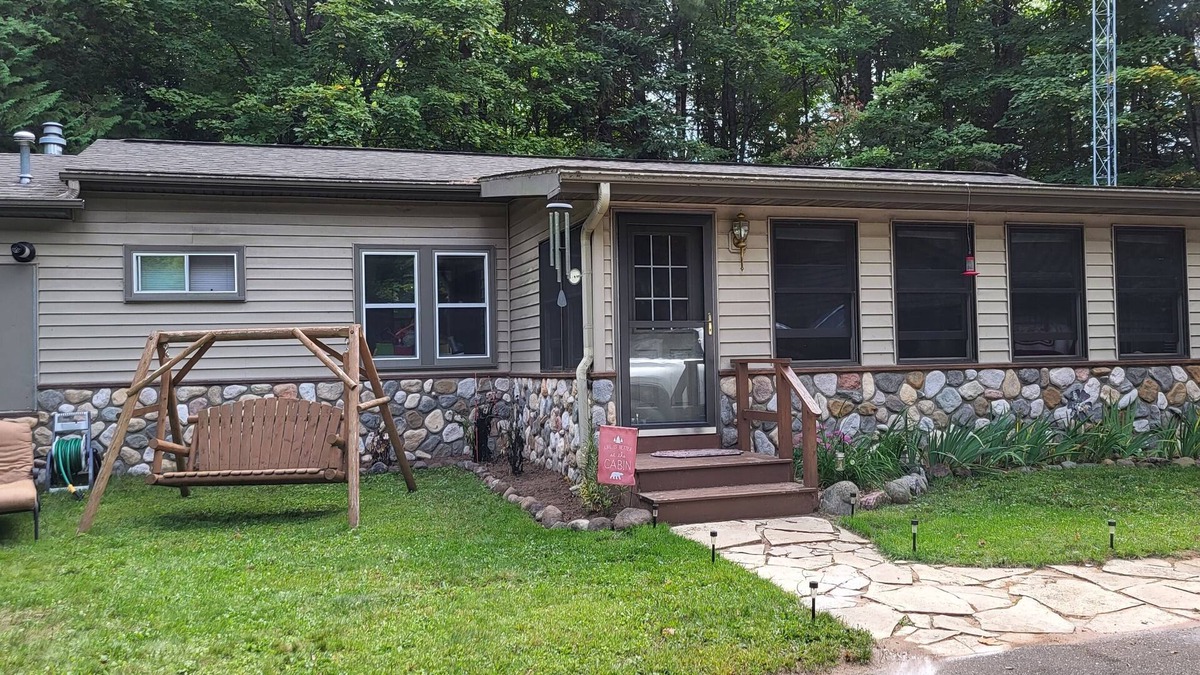 Land O Lakes House | Cozy cabin outside of Land 'O Lakes -on snowmobile/UTV trail near Cisco Chain
