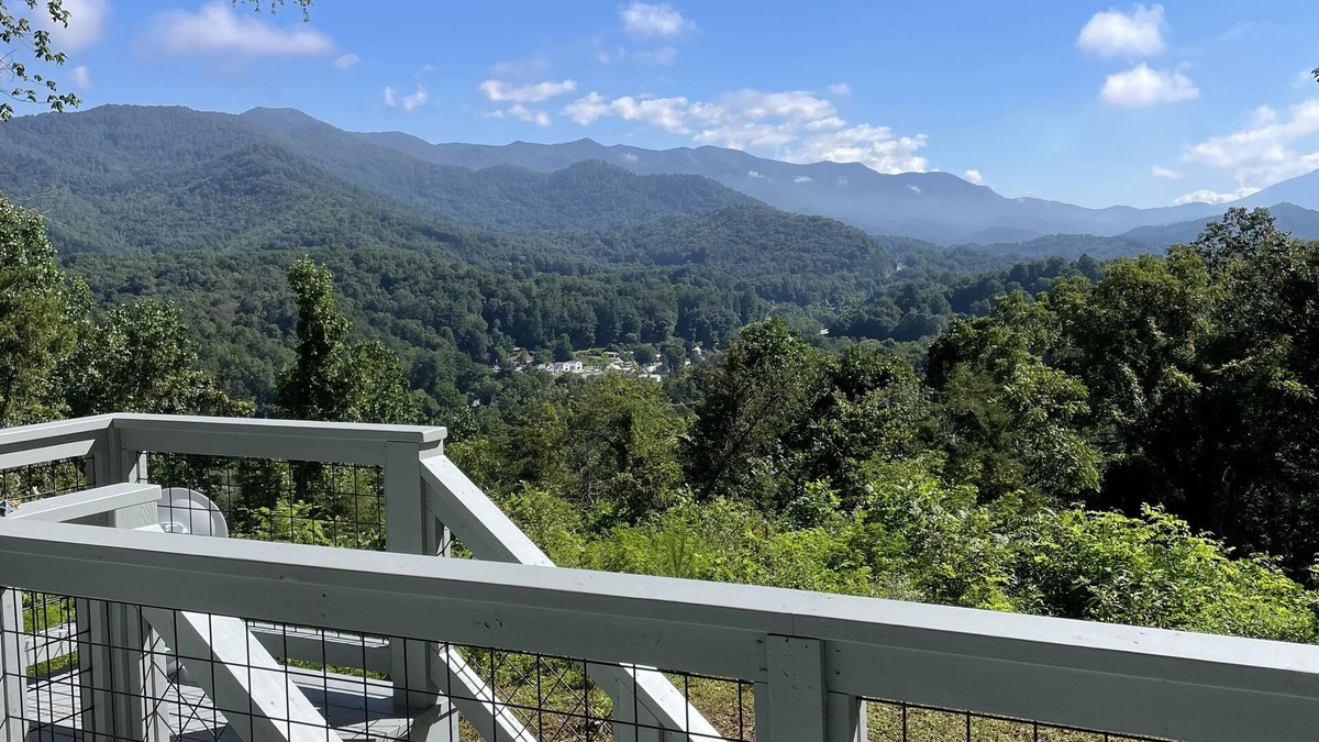 Sylva Cabin | Cozy cabin overlooking Dillsboro and miles of mountains