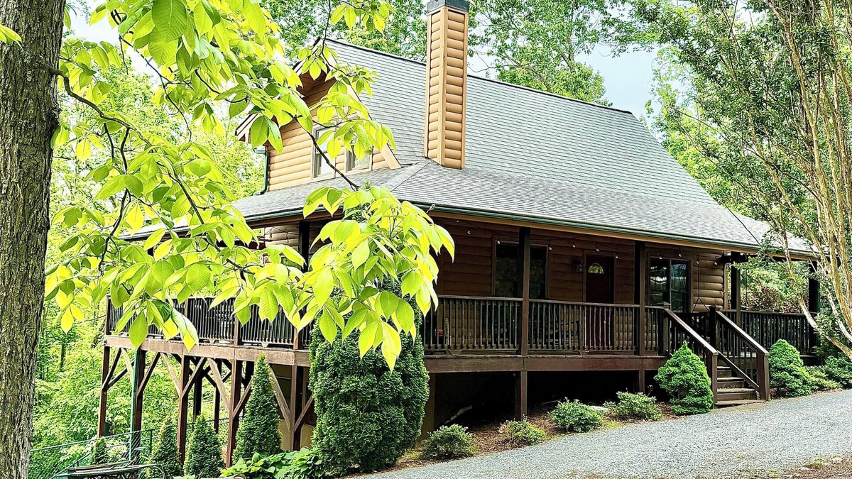 Vein Mountain Cabin | Cozy Cabin Retreat! Hot Tub, Games, Fire Pit & more! Family & Pet Friendly!