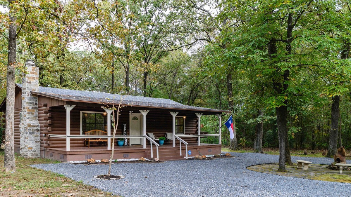 Mount Vernon Cabin | Cozy Cabin Retreat on 2 acres with Walking Path - 5 mins from Lake Access!