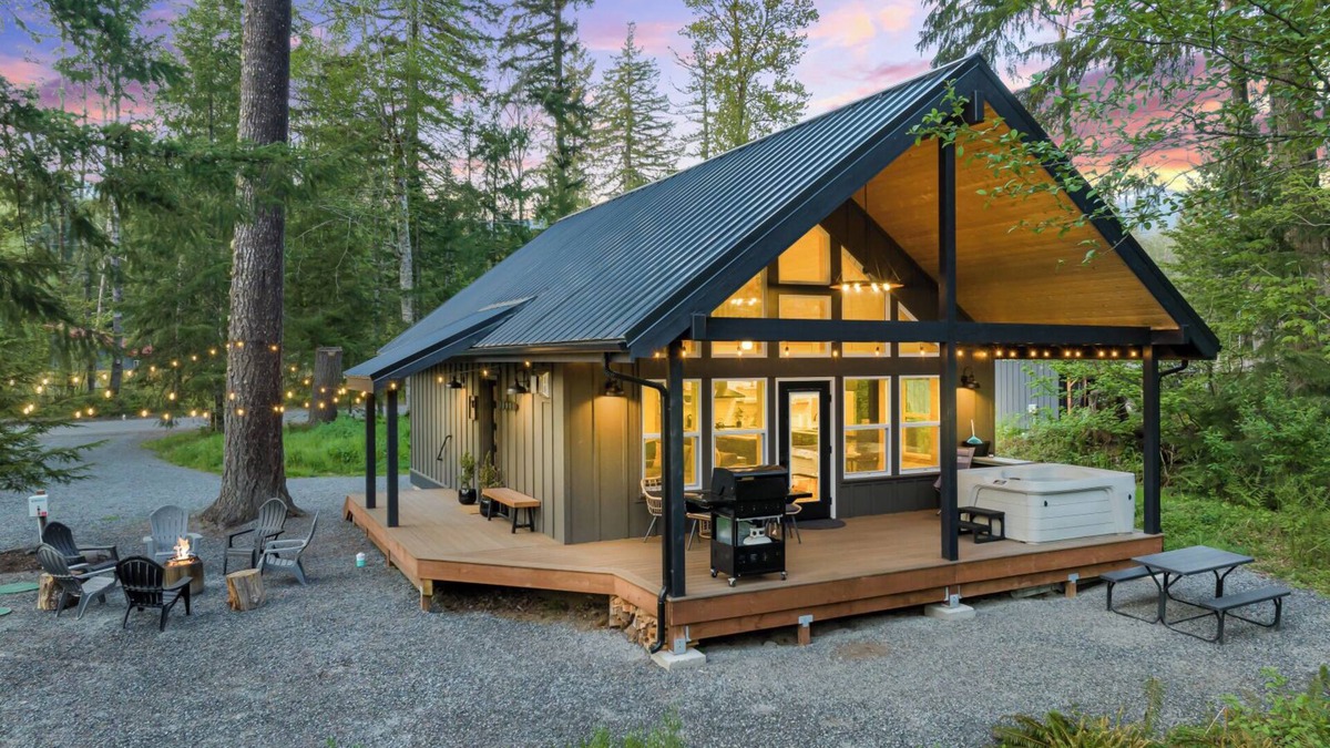 Paradise Estates Cabin | Cozy cabin retreat w/hot tub less than 5 mi to Mt Rainier NP