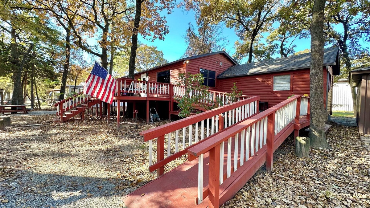Kingston House | Cozy Cabin @ Sandy Lake - near rampnHot tub w/shower,Boat/SBS/jet skies parking