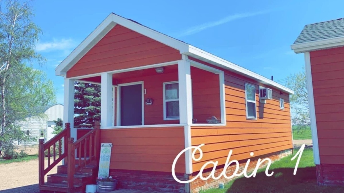 Napoleon Cabin | Cozy cabin. Sleeps 5-7. Includes a kitchenette, Wi-Fi and an outdoor area!