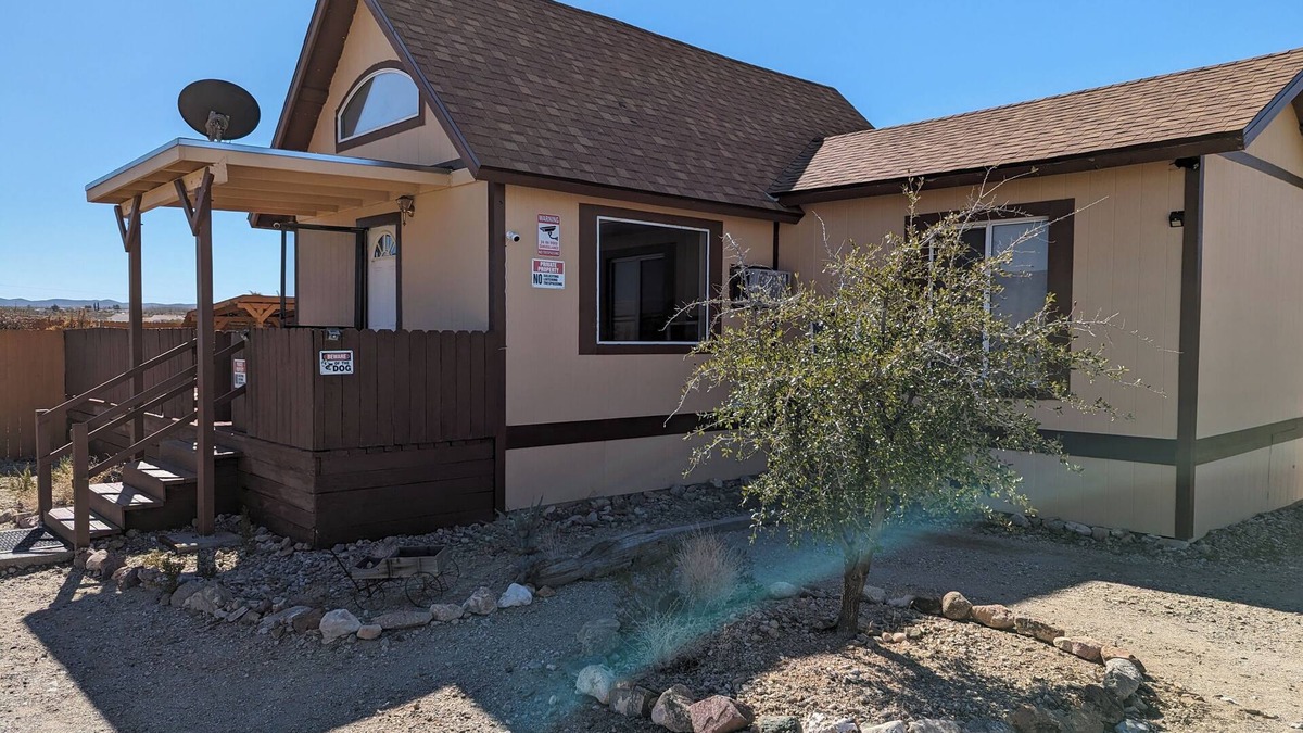 Meadview House | Cozy cabin vibes in the high desert with 360 views. Next to Grand Canyon West!