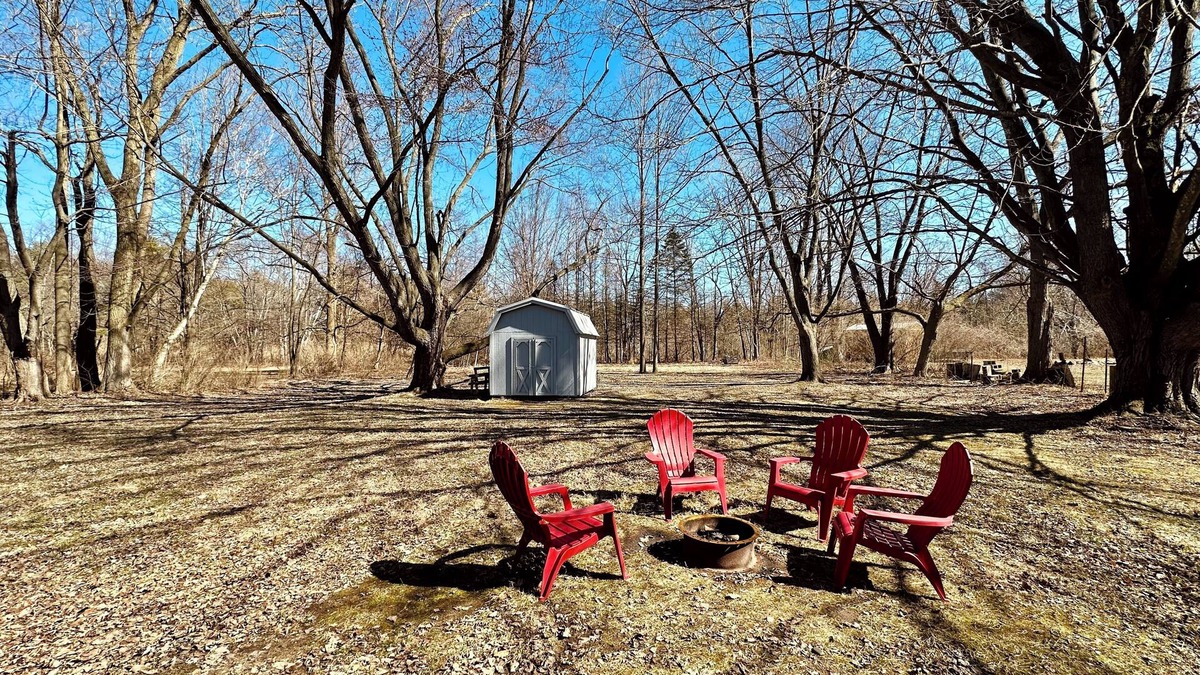 Harbert Cabin | Cozy Cabin W/HOT TUB by Lake MI in Sawyer