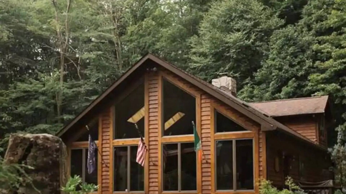 Jefferson Township Ski Chalet | Cozy Cabin w/Hot Tub & Indoor Fireplace