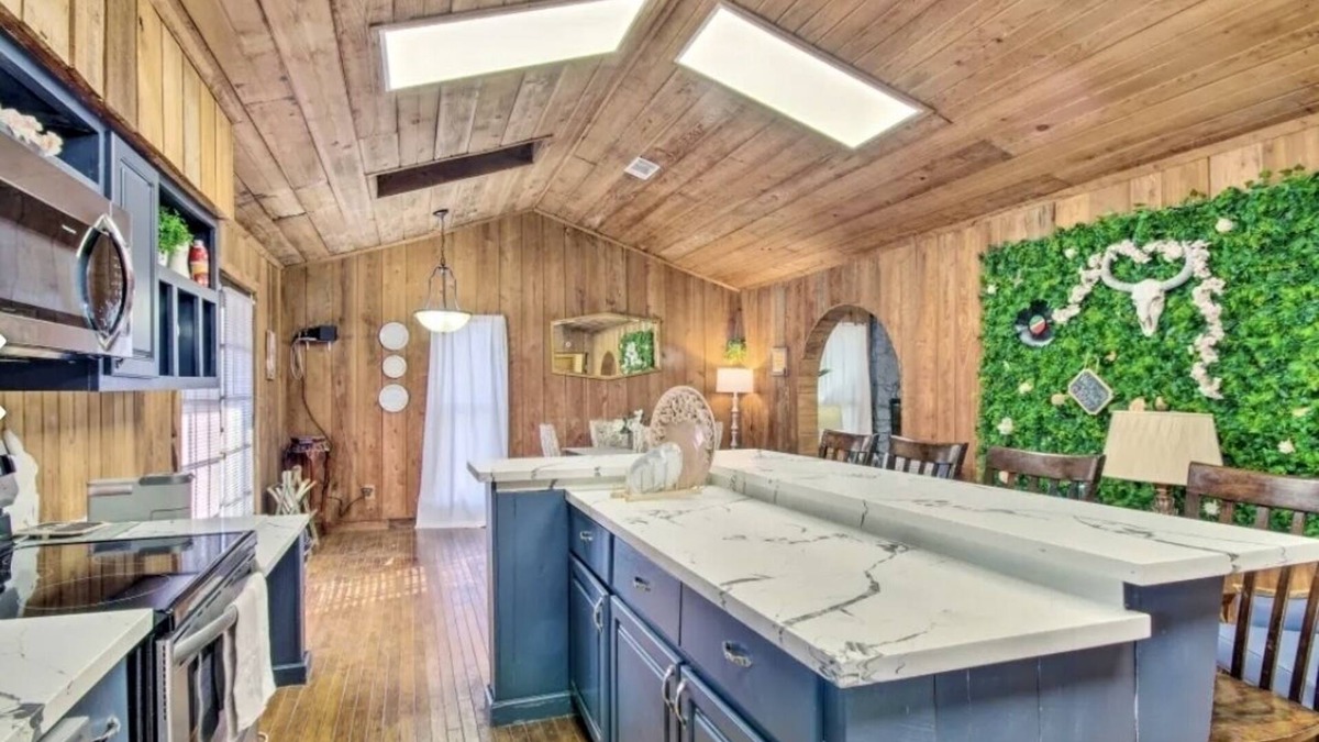 Sanatorium Cabin | Cozy Cabin w/Hot Tub & Wi-Fi
