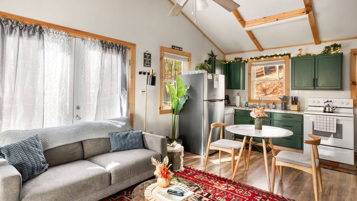 Lost River Cabin | Cozy Cabin w Lake, Hot Tub, Huge Deck & Fire Pit