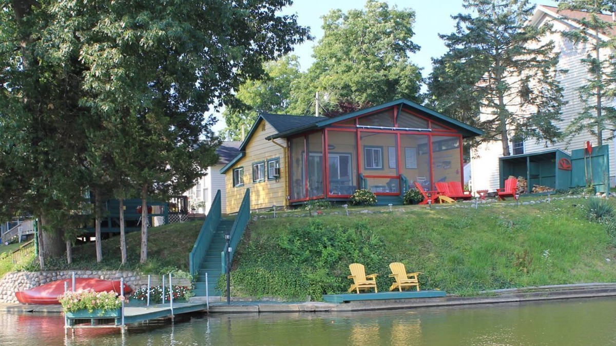 Paw Paw Cabin | Cozy cabin w lake view. Book now for Fall. Pumpkins, apples, campfire. Pets ok!
