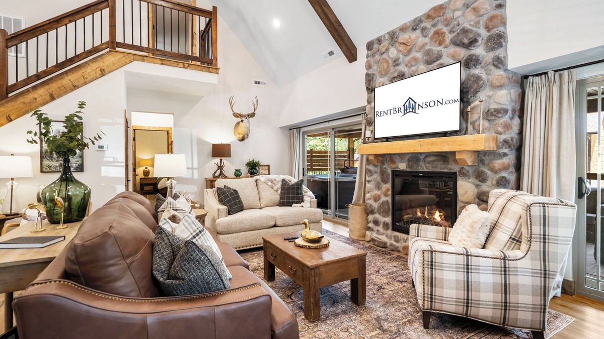 Branson House | Cozy Cabin w Private Hot Tub-Free Attraction Tickets-Cmty Indoor/Outdoor Pool-Near Table Rock