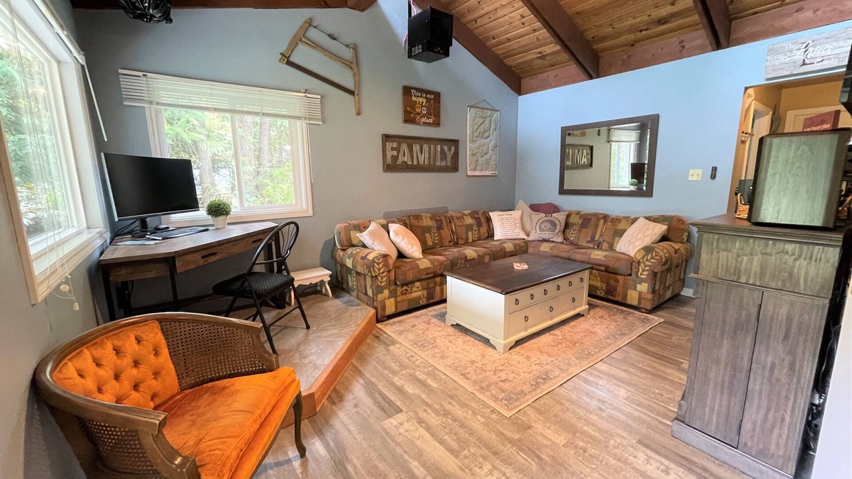 Swansea Point Cabin | Cozy cabin w/Trailer, Sleeps 6 - 10 guests, Walking Distance to Beach, Hot Tub!