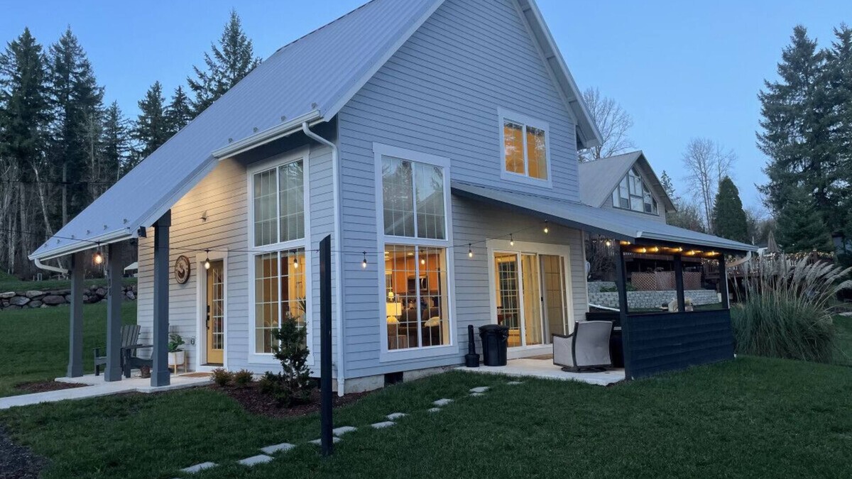 Silver Creek Ski Chalet | Cozy Cabin Walk to lake Hot tub Bikes Kayaks Grill