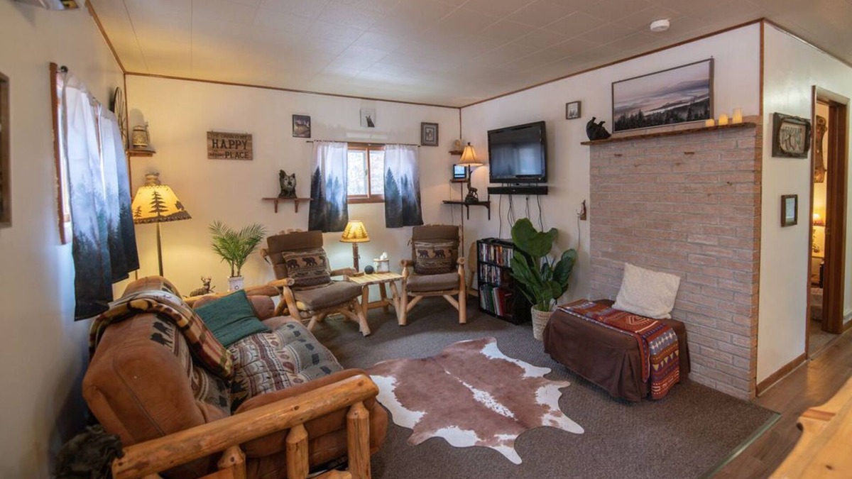 Necedah Cabin | Cozy cabin with 1 bedroom and blow up hot tub & AC in soothing Necedah